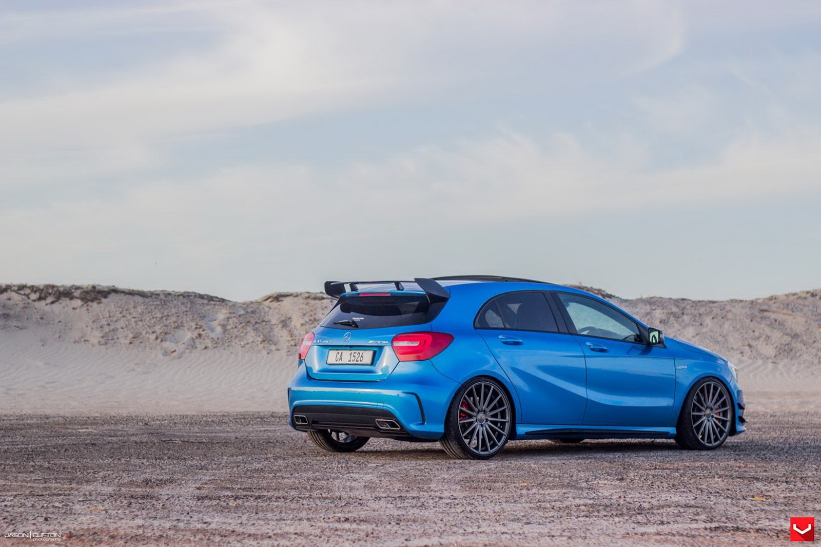 Потрясающий синий Mercedes-Benz A45 AMG